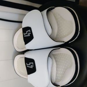 Jordan hydro XI size 9.5.